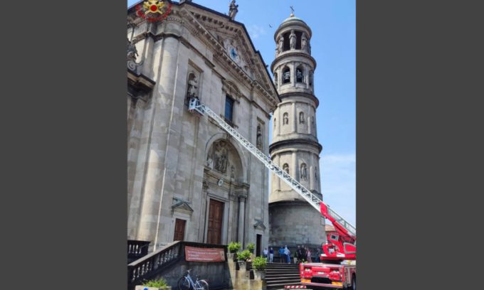 Pezzi pericolanti dalla facciata della chiesa, intervengono i Vigili del fuoco