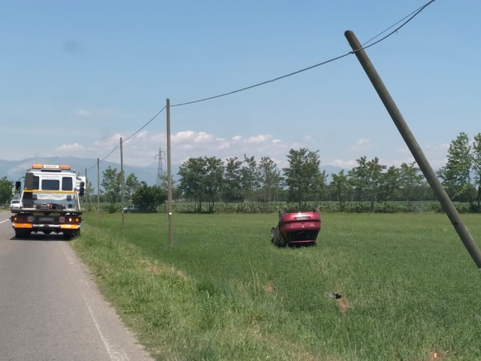 Perde il controllo e vola in mezzo al campo: due feriti tra Treviglio e Pontirolo