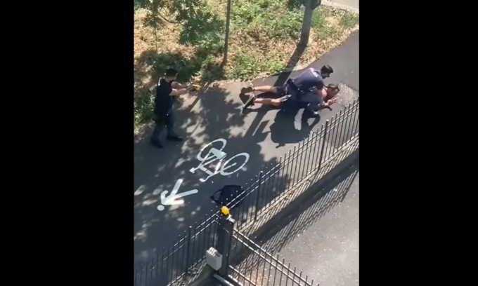 Sporco di sangue, minaccia le persone con una siringa: neutralizzato con il taser