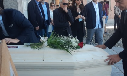 Volano palloncini bianchi per l'ultimo saluto a Carol Maltesi