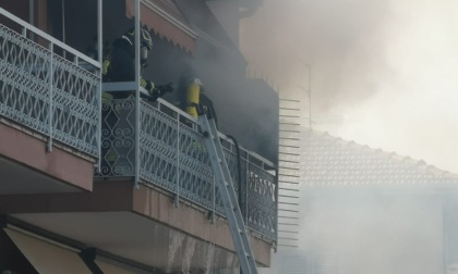 Incendio in appartamento, 91enne salvata dai vicini di casa