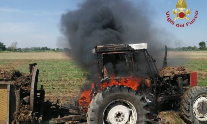 Il trattore prende fuoco, Vigili del fuoco in azione nei campi