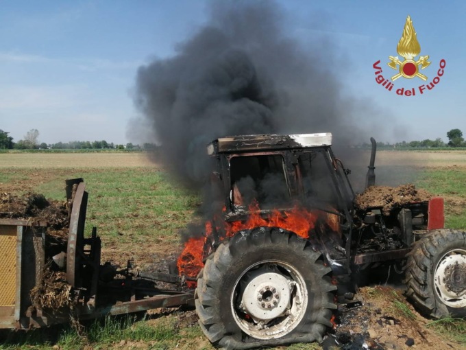 Il trattore prende fuoco, Vigili del fuoco in azione nei campi