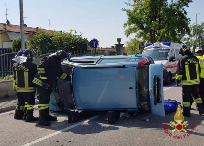 Si ribalta con l’auto in via Crema, ferito un 73enne