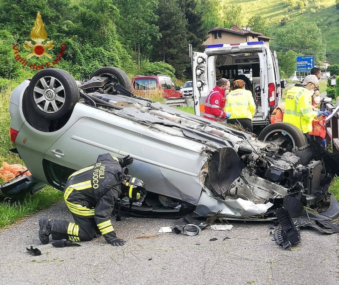 Ponte Nossa, auto si ribalta, quattro giovani feriti all’alba