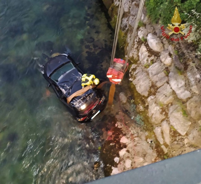 Finiscono nel fiume con l’auto: paura per due giovani questa notte