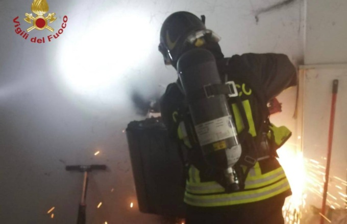 In fiamme l’accumulatore dei pannelli fotovoltaici: paura nella Bassa