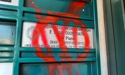Attacco all'Ordine dei medici e al Pd: ancora vandali no-vax  a Bergamo
