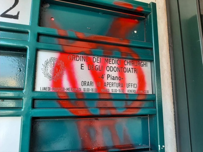 Attacco all’Ordine dei medici e al Pd: ancora vandali no-vax  a Bergamo