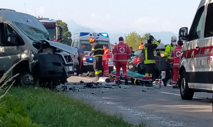 Lancia la sua auto contro un camper, 42enne indagata per tentato omicidio