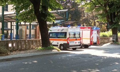 Bloccata in ascensore a scuola, arrivano ambulanza e pompieri
