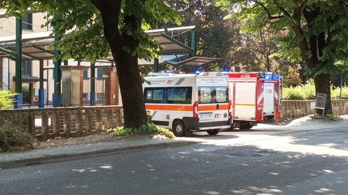 Bloccata in ascensore a scuola, arrivano ambulanza e pompieri