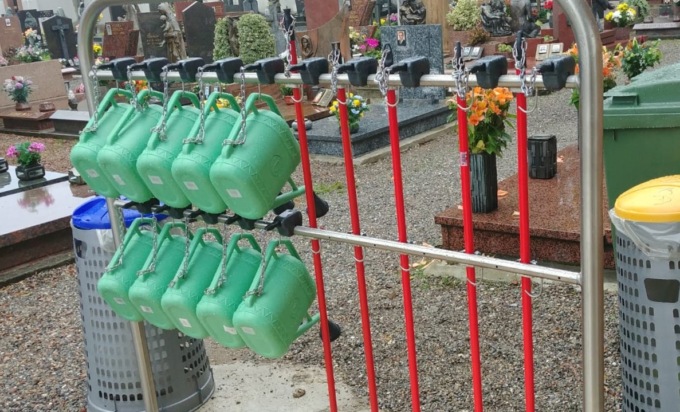 Al cimitero scope e annaffiatoi si sbloccano con la moneta: l’ “antifurto” a Casirate