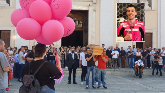 Palloncini rosa e rombi di motori: Romano dice addio a Davide Longhi