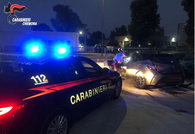 Fuggono all’Alt e poi finiscono nel fosso, preso con la droga e arrestato un 21enne