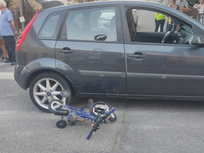 Bimbo di quattro anni investito da un’auto