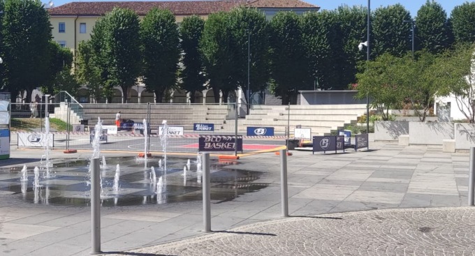 Perché ci sono due campi da basket 3×3 in piazza Setti? Ecco cosa succede