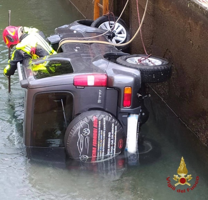 Finisce nel canale dopo un incidente, sul posto i Vigili del Fuoco
