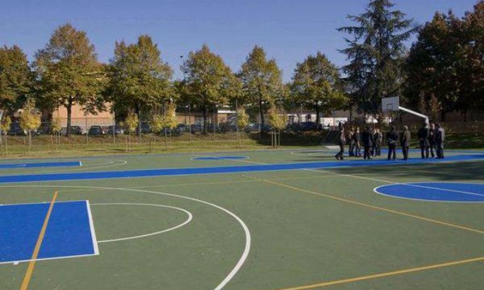 Aggredito per aver rimproverato un ragazzo che faceva pipì nella fontanella