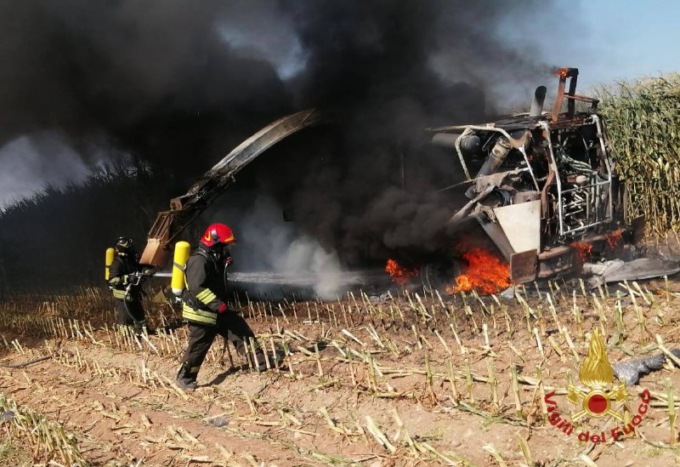 Trincia in fiamme nei campi, arrivano i Vigili del fuoco