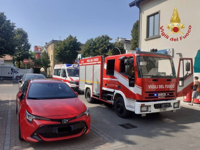 Neonato resta chiuso dentro un’auto, liberato dai Vigili del fuoco