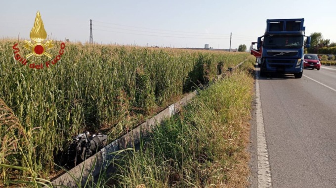 Colpito in moto da un camion, ferito un 55enne