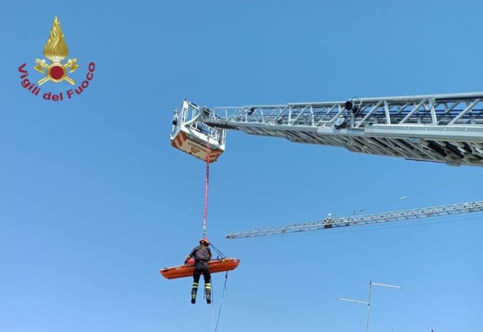 Malore in cantiere, operaio salvato dai Vigili del fuoco