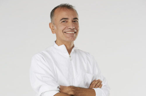 Igiene orale quotidiana (spazzolino, dentifricio, filo interdentale) fondamentale per prevenire la parodontite e la perdita dei denti