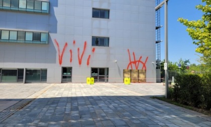 Ancora vandali no-vax: scritte sul centro vaccinale del Papa Giovanni XXIII e sul cavalcavia Brebemi
