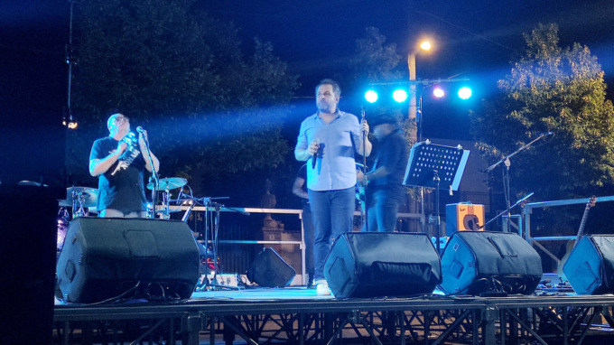 La musica dal vivo scalda la piazza in attesa del rito di pane e ceci