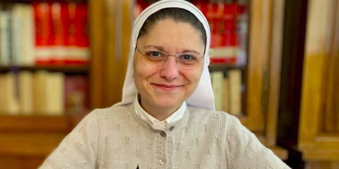 Suor Anna Monia in difesa di Elly Schlein