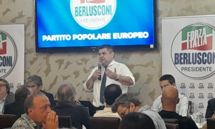 Berlusconi in collegamento telefonico alla cena di Forza Italia: "Sono ottimista, credo che ce la faremo"