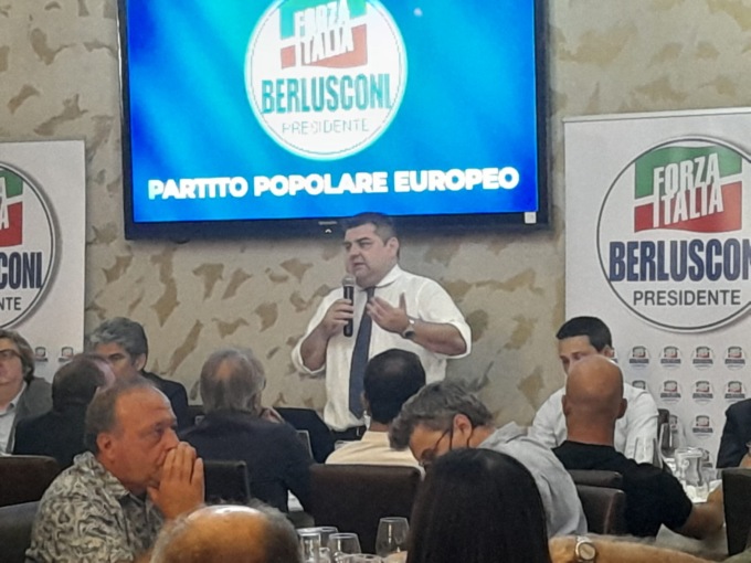 Berlusconi in collegamento telefonico alla cena di Forza Italia: “Sono ottimista, credo che ce la faremo”