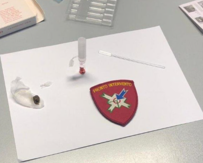 Un agente antidroga a presidio delle scuole