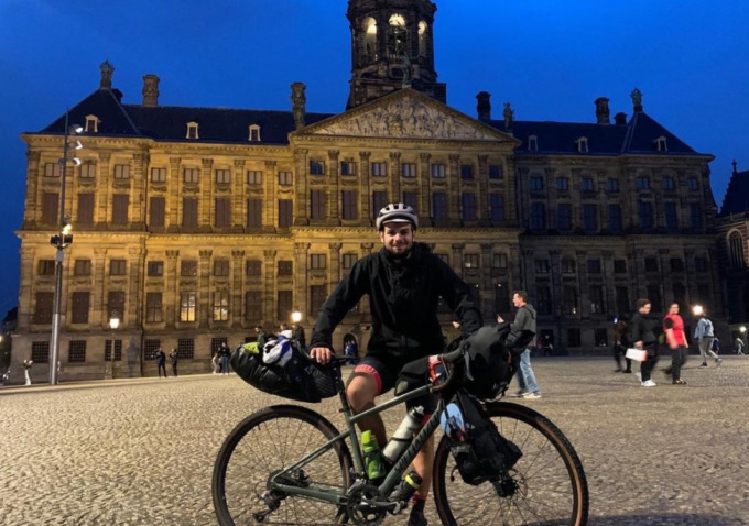 Da impiegato a ciclista influencer, la storia di Luca Strepparola