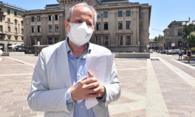Andrea Crisanti candidato con il Pd e la Lega a Bergamo si arrabbia