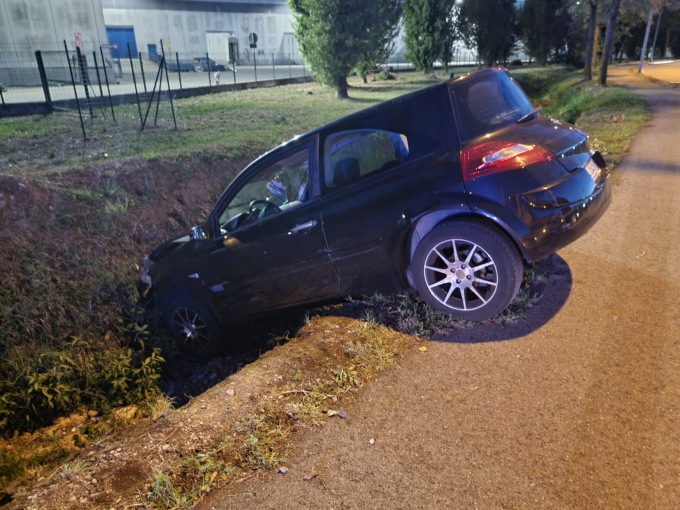 Fuori strada in auto, due feriti