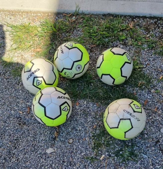 Ragazzini rubano palloni da calcio, beccati in poche ore li hanno restituiti con tanto di scuse