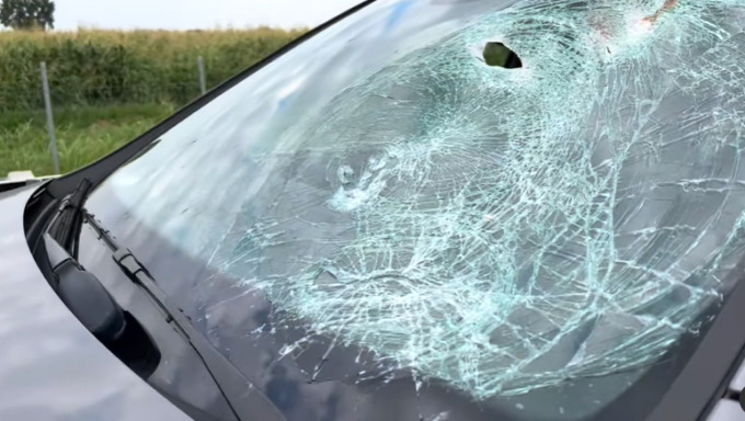 Sassi dal cavalcavia della A1, colpita l’auto dell’onorevole Claudia Gobbato