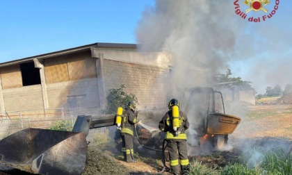 Mezzo agricolo in fiamme, a Fontanella arrivano i Vigili del fuoco