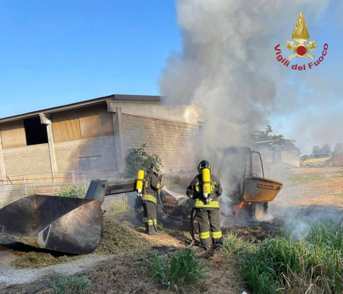 Mezzo agricolo in fiamme, a Fontanella arrivano i Vigili del fuoco