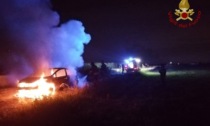 Auto abbandonata in fiamme a Covo