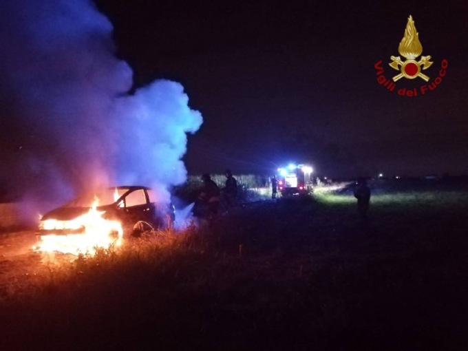 Auto abbandonata in fiamme a Covo