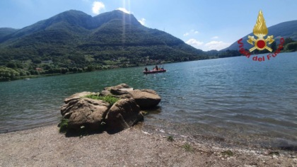 Si tuffa nel lago ma non riemerge, 21enne muore annegato