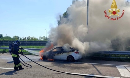 Auto in fiamme in autostrada A4