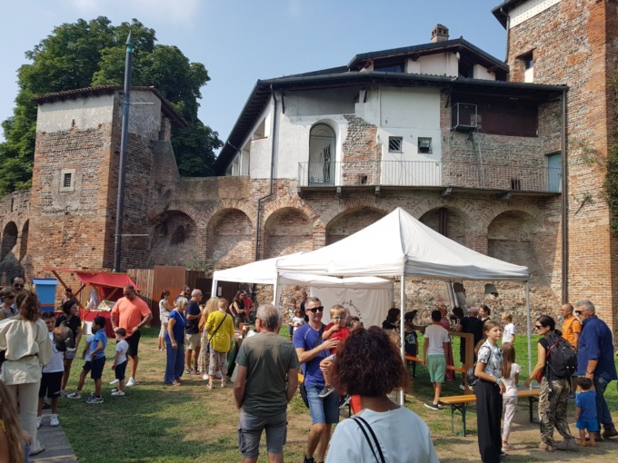 In tremila alla “Cologno Medievale”, tra sbandieratori, battaglie e falconeria
