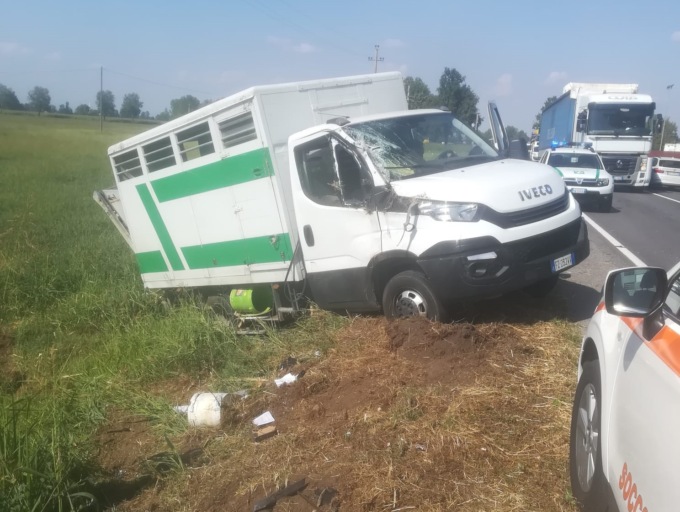 Scontro tra camion sulla Bergamina, due feriti
