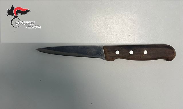 Seduto al bar con il coltello in borsa, denunciato un 54enne