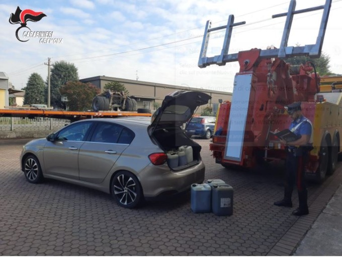 Fugge a piedi dopo un inseguimento in auto: a bordo aveva taniche di gasolio rubato