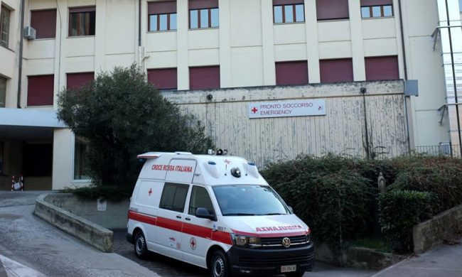Calci e pugni contro medici e infermieri del Pronto soccorso: in manette